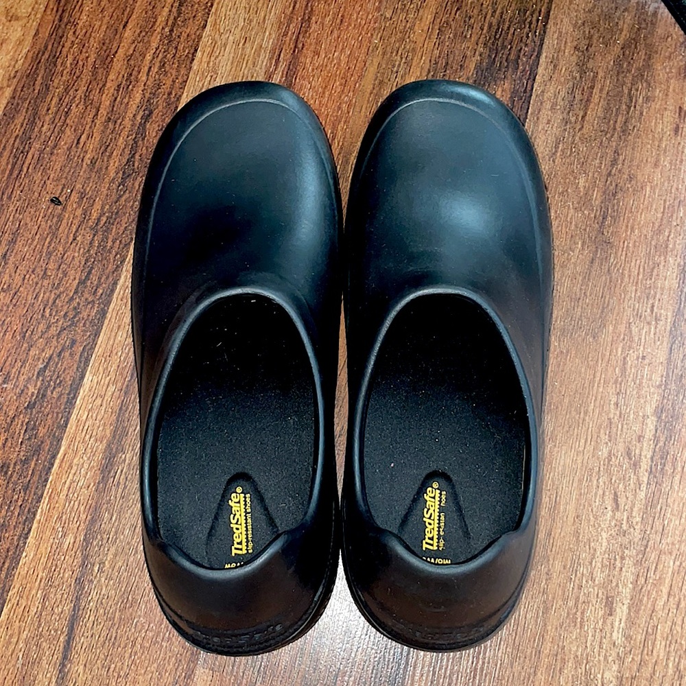 PERFECT CONDITION NURSING SHOES. ONLE WORN ONCE.